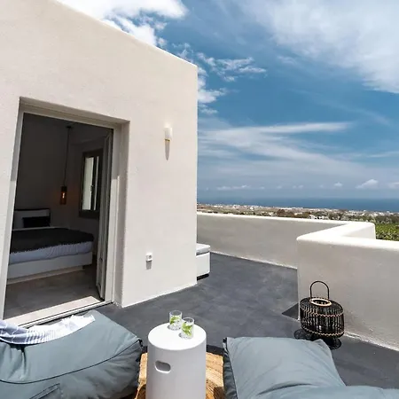 Maeva Santorini Pýrgos