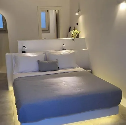 Maeva Santorini Pýrgos