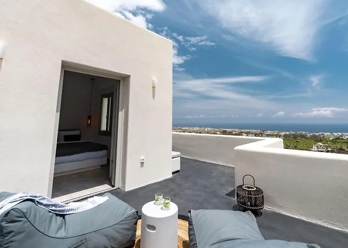 Maeva Santorini Pýrgos